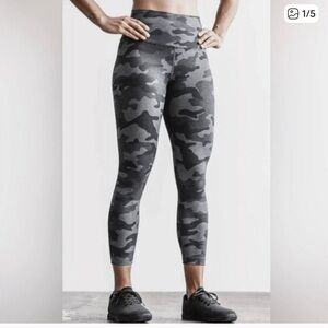 NOBULL High-Rise 7/8 Tight (PLUSH HEATHER)
Carbon Camo / Extra Small